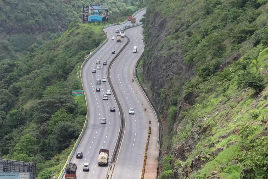 पुणे एयरपोर्ट से मुंबई एयरपोर्ट तक कार यात्रा: एक ज़मीनी अनुभव 🚗